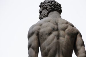 Statue av en muskuløs mann